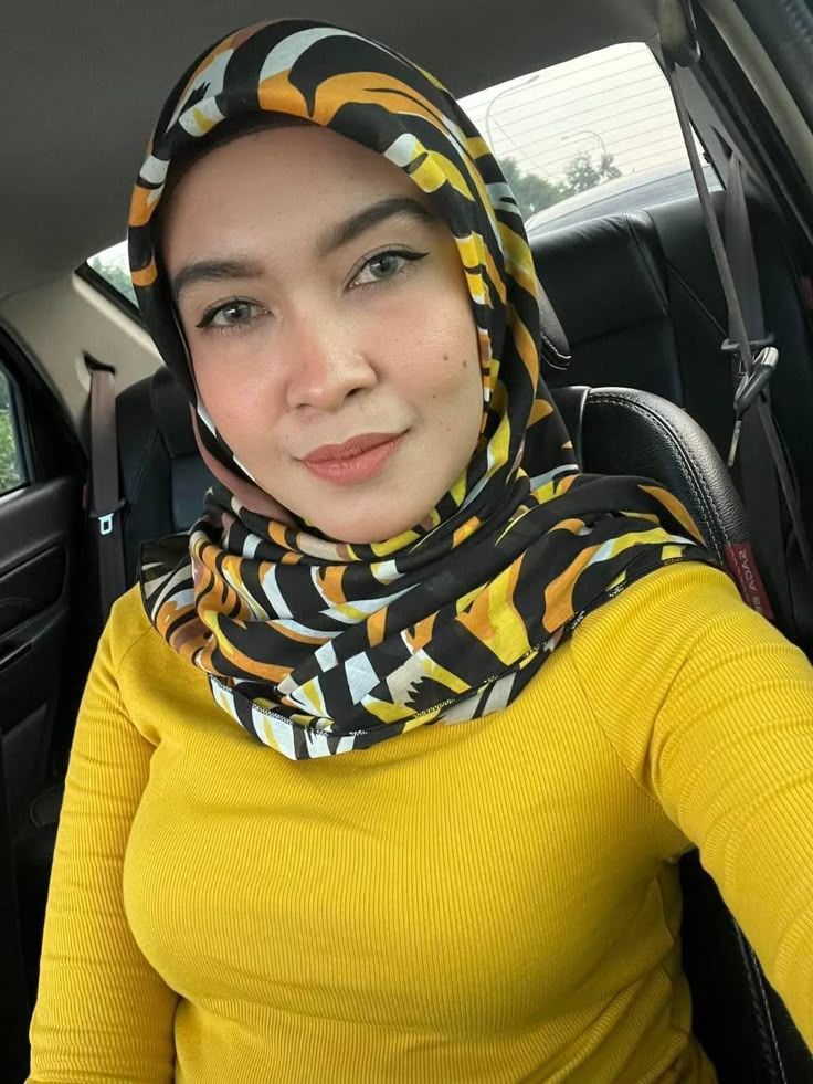 Cerita Sex Holly si Penjual Koran